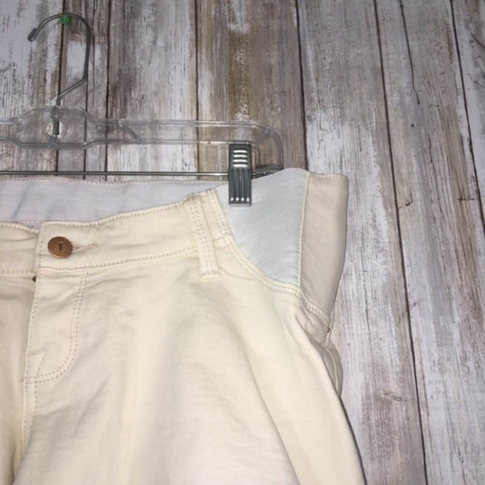 NWT Ingrid & Isabel Maternity Cream Shorts - Picture 3 of 4